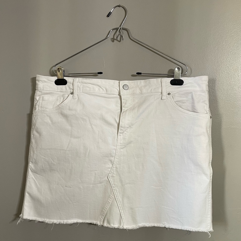 Old Navy sz 18 white denim skirt with fringe. Sooo soft & flattering. Spotless.